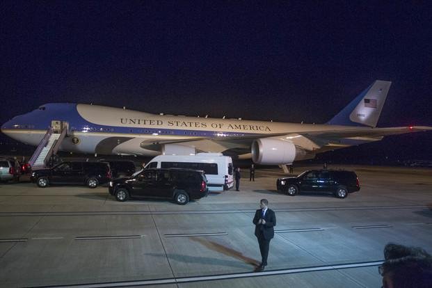 Avión militar de EEUU, encargado de mantener el "aire libre" durante la visita de Obama