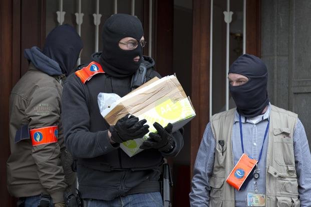 Hallan 15 kilos de explosivos y productos químicos en 
casa que usaron los autores de los ataques