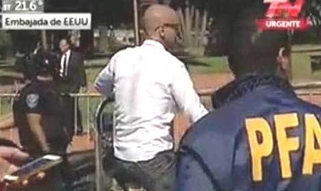 El ministro Dietrich fue en bici a la Rosada y lo paró la policía