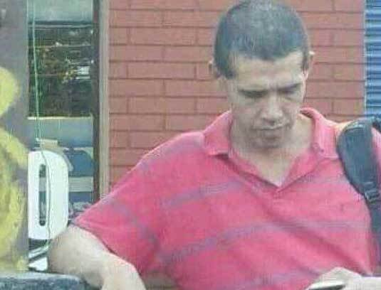 Obama esperando el bondi, la imagen 
que causó furor en las redes