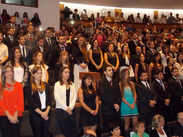 Emotiva entrega de diplomas en medicina