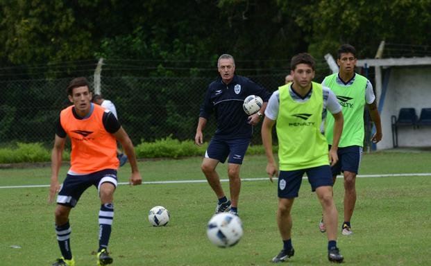 Alfaro paró su primer equipo y metió mano en la formación