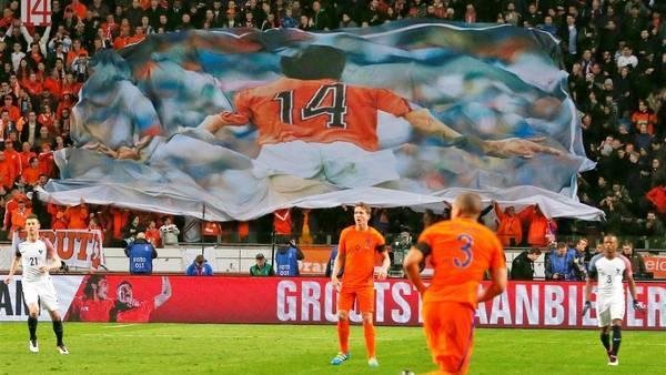 El homenaje en el minuto 14 de Holanda-Francia para Johan Cruyff