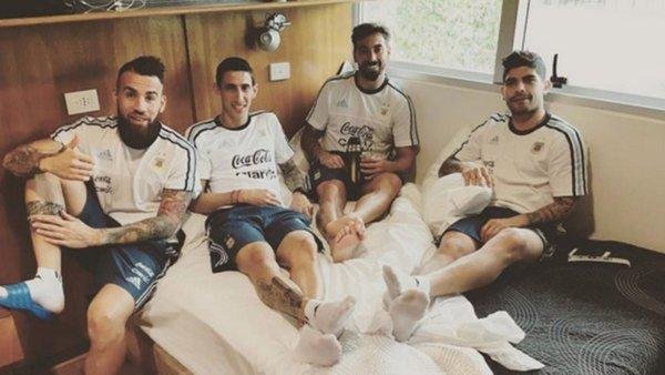 El Pocho Lavezzi y una particular bienvenida para Facundo Roncaglia