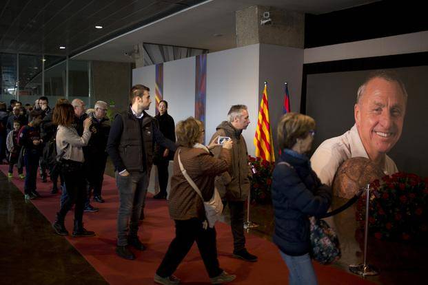 Hinchas y personalidades le dieron el último adiós a Cruyff