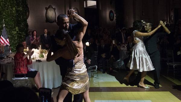 Critican duramente a Obama por bailar tango con Mora Godoy