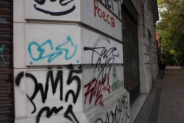 Demoraron a un estudiante por pintar graffitis en 12 y 61