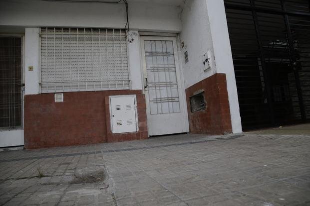 Escuchó ruidos, salió de la casa y le pegaron con un fierro en la cabeza