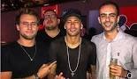 Lejos de las canchas, Neymar se divirtió a lo grande en la noche brasileña