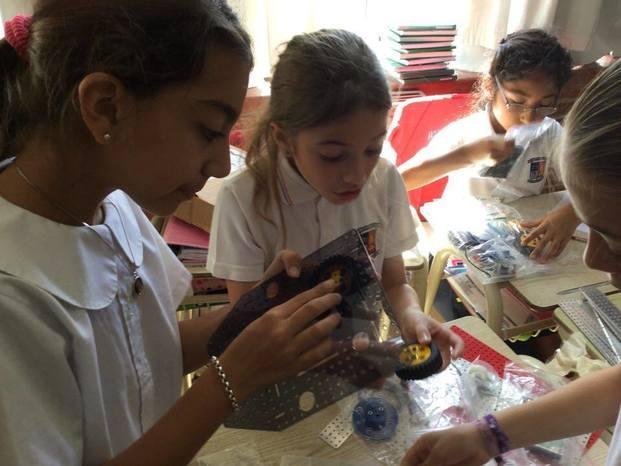 Escuela primaria ya enseña robótica a sus alumnas para fomentar su creatividad