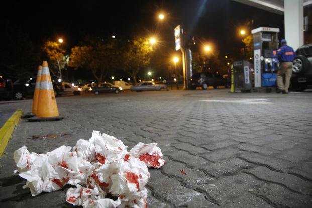 Atacaron a puñaladas a un joven en Plaza Italia