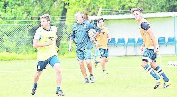 Alfaro continúa probando y el equipo es una incógnita
