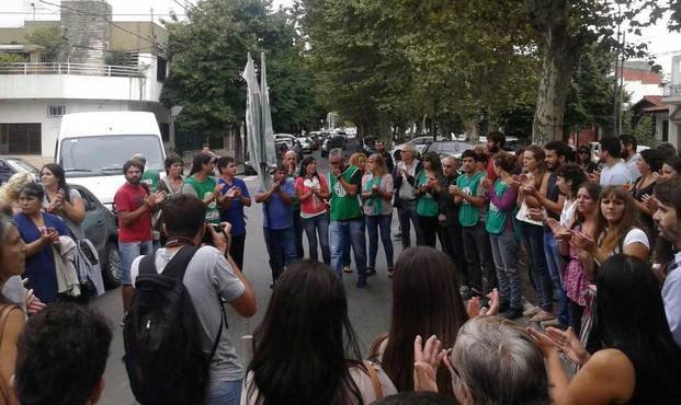Los estatales se movilizan frente a la 
Casa de la Provincia en capital federal