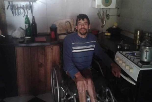 Atacaron a patadas y le robaron a
discapacitado en silla de ruedas