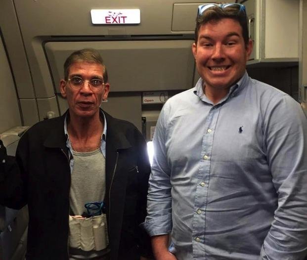 Se sacó una foto con el hombre que secuestraba el avión
