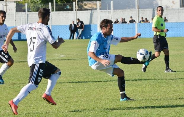 San Carlos hizo fútbol y el técnico paró el mismo equipo