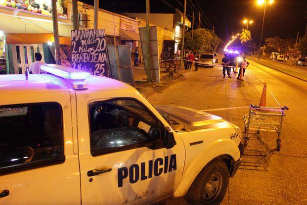 Esperaba el semáforo y dos ladrones lo mataron de un tiro para robarle la moto