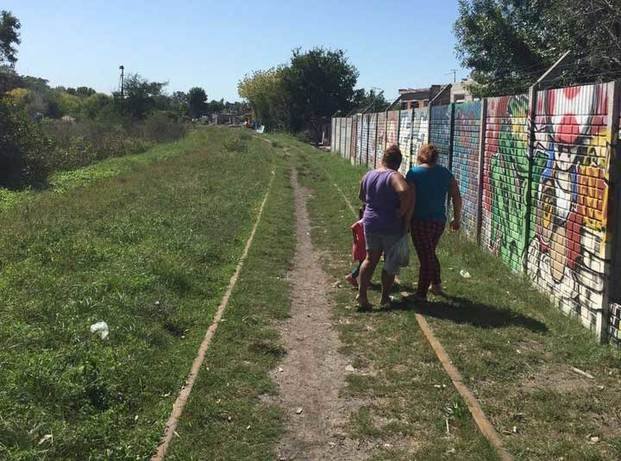 Investigan el hallazgo del cuerpo mutilado de una mujer en un descampado de Berisso