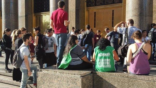 Protesta de estatales demora anuncio de subas en las tarifas de trenes y colectivos