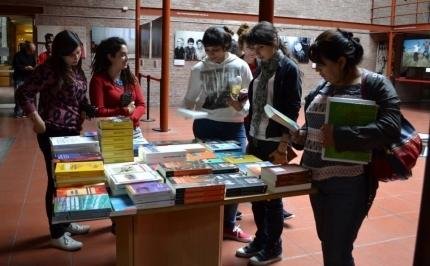 Quinta feria de libros “De la Editorial UNQ a la comunidad”