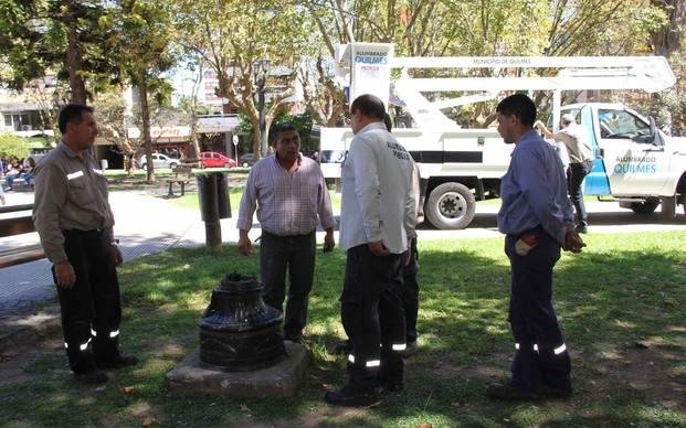 Alumbrado Público retiró columnas riesgosas de Plaza San Martin