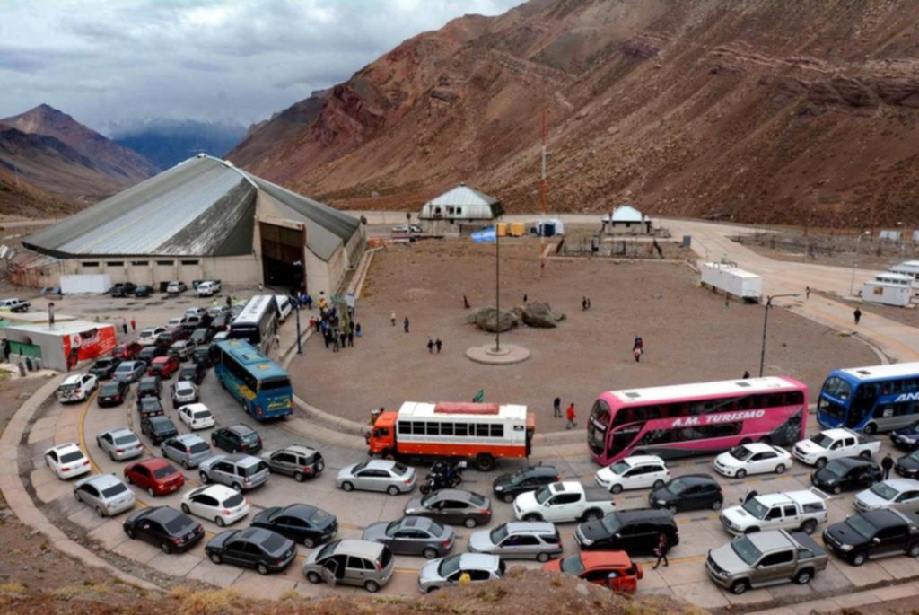 Otra vez largas esperas en la frontera argentino-chilena