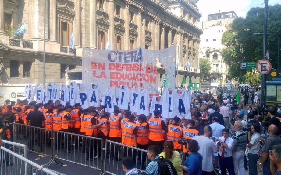Docentes protestaron y pidieron una paritaria nacional