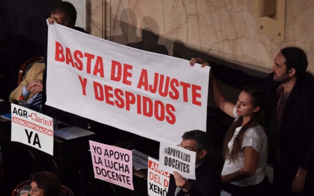 Carteles de la oposición con diferentes consignas y reclamos al Gobierno