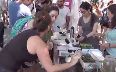 Trabajadores del Conicet montaron una feria en 7 y 50 como protesta 