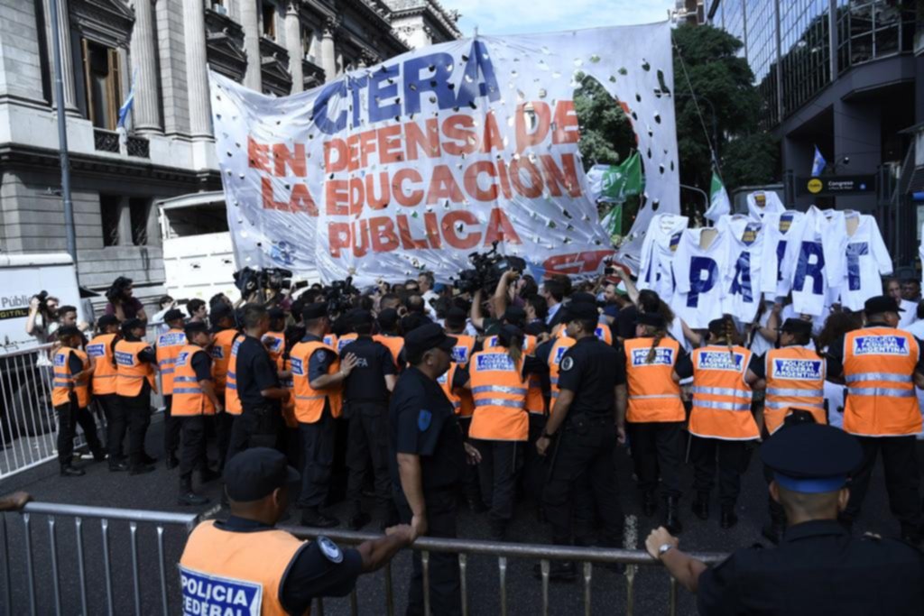 Ya inscriben a voluntarios para clases de apoyo y se abrió una fuerte polémica