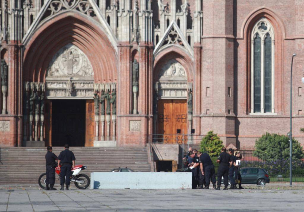 Reforzarán los operativos tras la tragedia en la plaza Moreno: el motociclista sigue grave