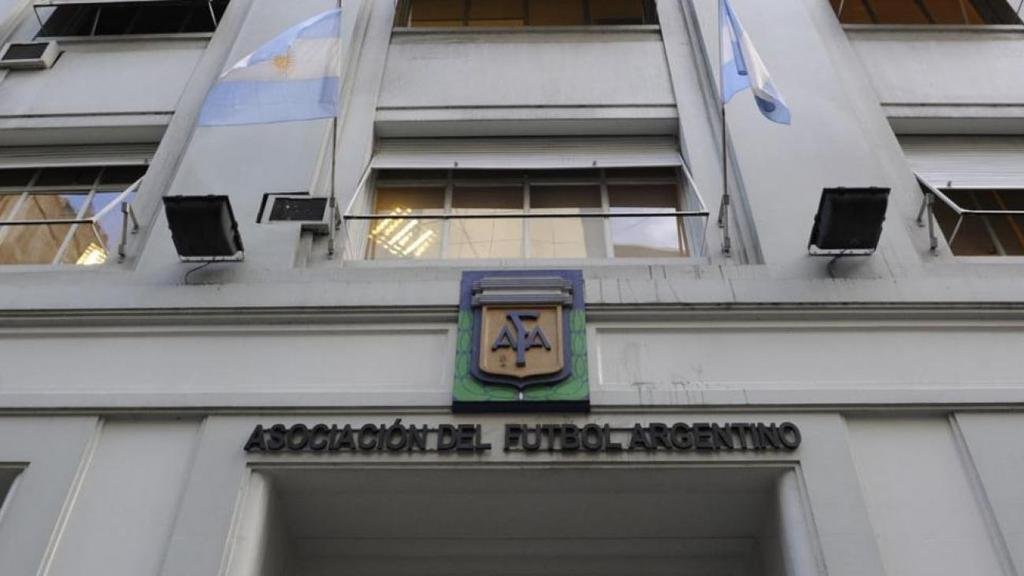La plata no aparece y el fútbol va camino al paro