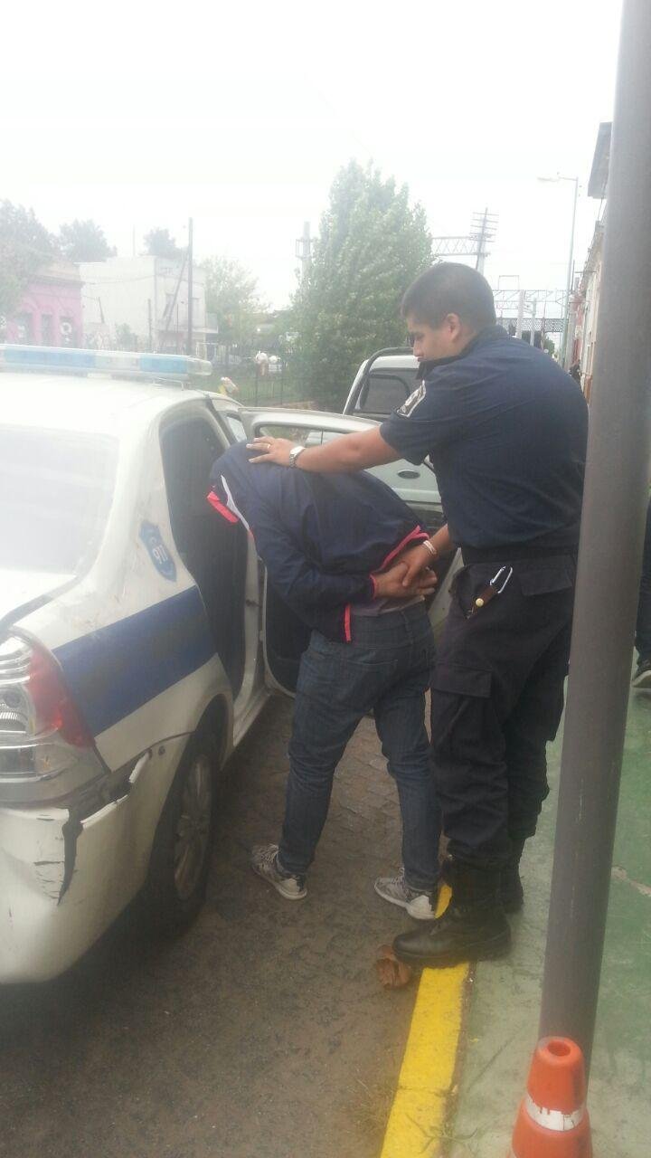 Violó una perimetral y apuñaló a un policía