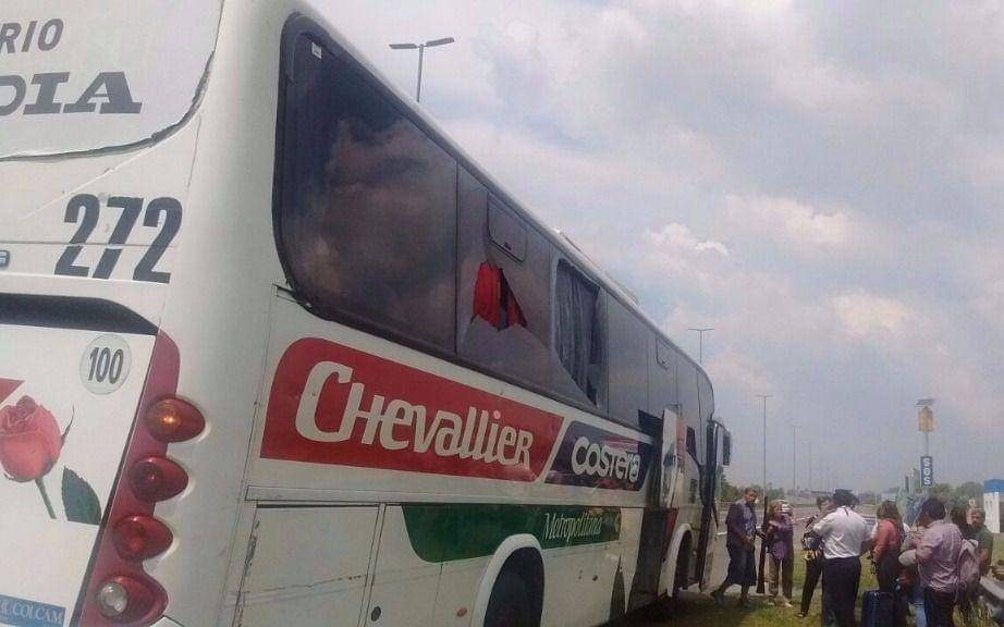 Otra vez un micro apedreado en la Autopista, con un chofer herido