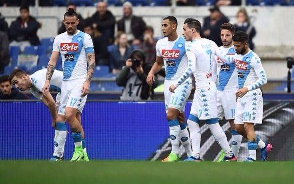 Nápoli derrotó a la Roma y colaboró con el equipo de "Pipita" Higuaín