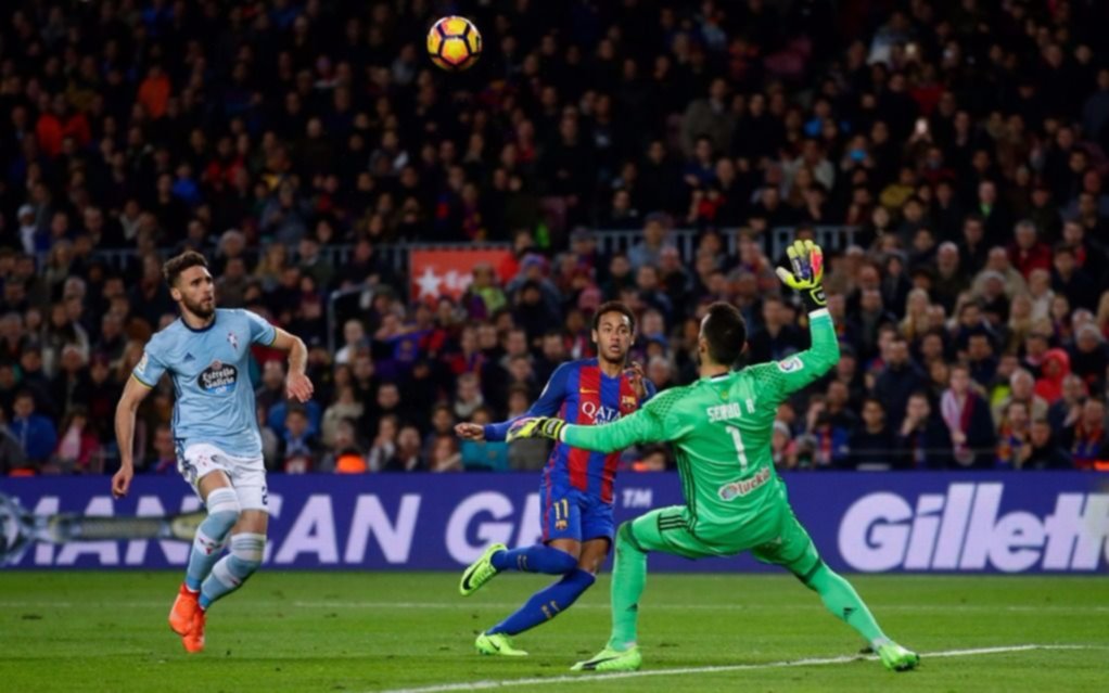 Un Messi descomunal avisa al PSG y mantiene líder al Barcelona