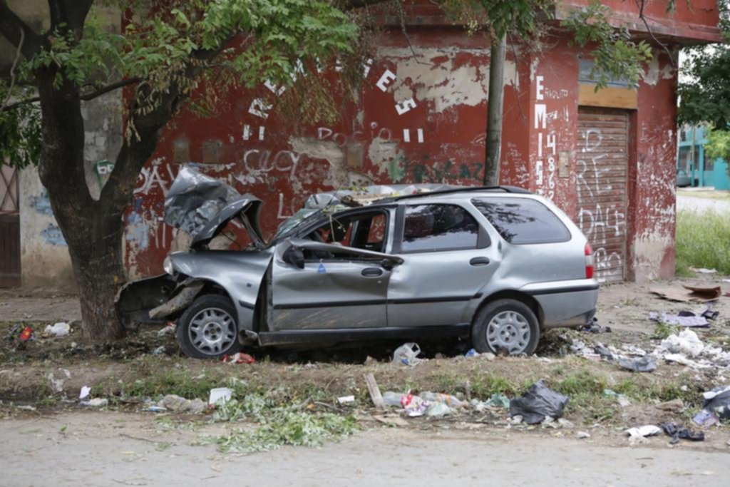 Dos jóvenes están graves tras estrellar su auto contra un árbol