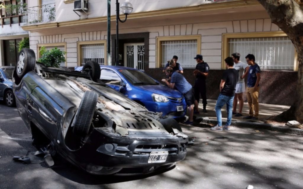Video: chocó contra un auto estacionado, volcó y salió ileso en 54, 4 y 5
