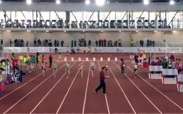 Insólito: un juez se cruza en medio de una carrera de atletismo (VIDEO)
