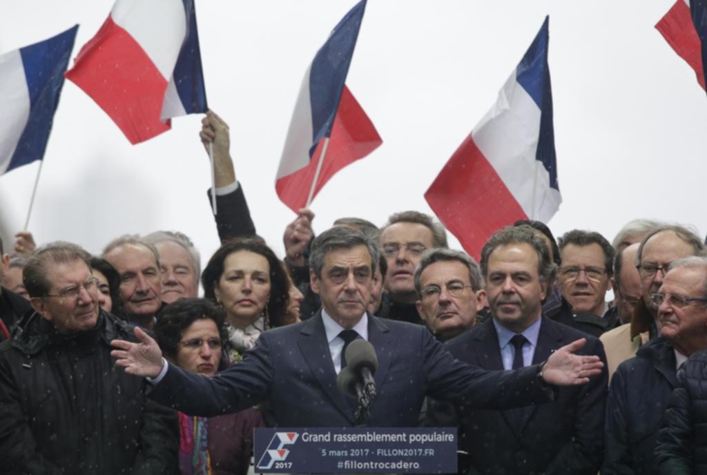 Francia: pese a las presiones, el conservador Fillon no se baja de la candidatura presidencial