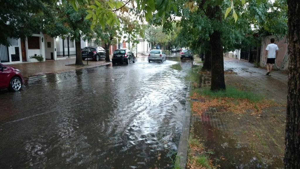 Sorpresivo y breve chaparrón provocó algunos trastornos