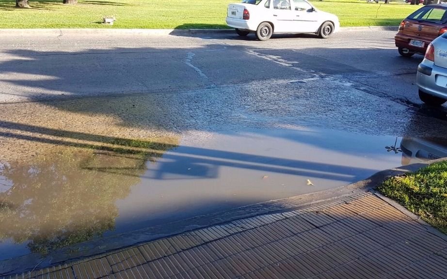 Sin agua en casa y con tremenda pérdida en la calle en 32, 25 y 26