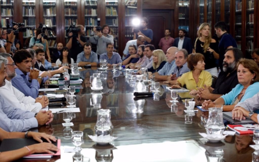 Docentes cumplen segundo día de paro y definen nuevas medidas