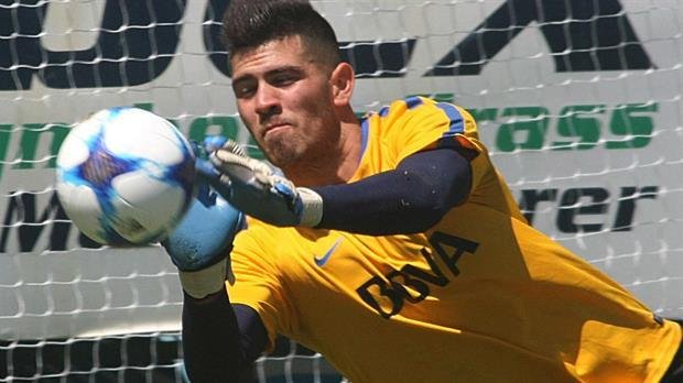 Rossi le gana la pulseada a Werner en el arco de Boca