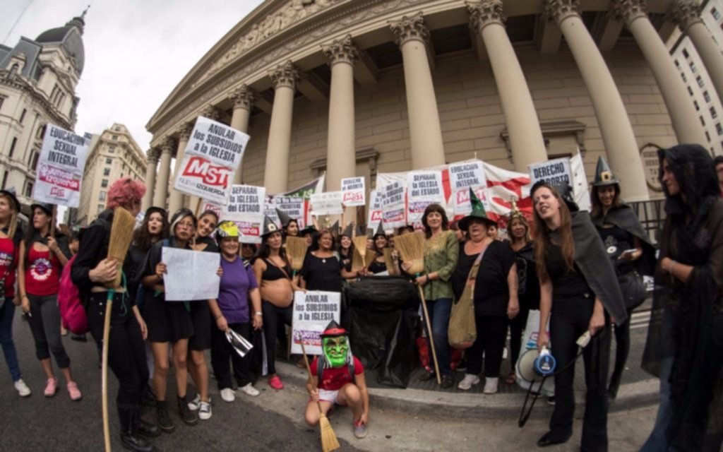 Con un "ruidazo" arrancó el paro internacional de mujeres