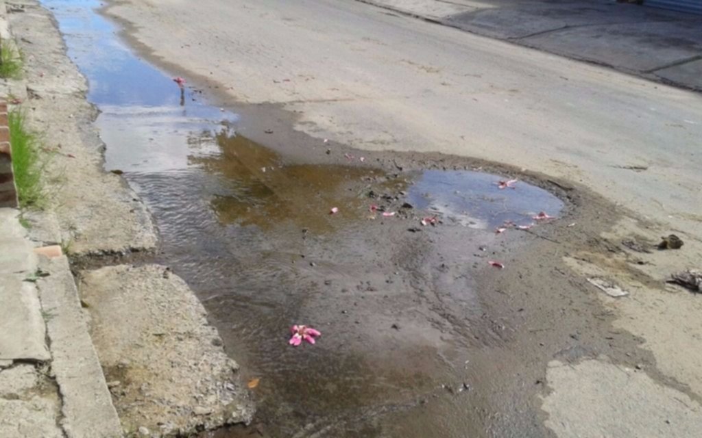 Pérdida de agua tiene a maltraer a vecinos de Barrio Aeropuerto 