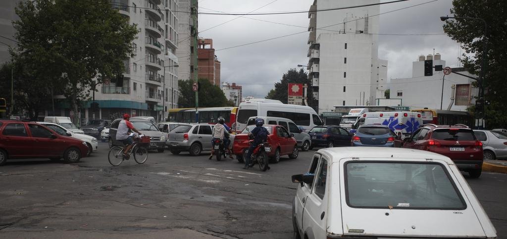 Sin semáforos, la esquina de 1 y 60 fue un peligroso laberinto