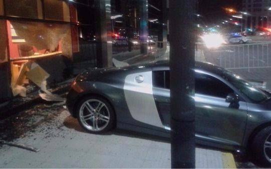 Chocó un auto de lujo contra el frente de un hotel en Puerto Madero