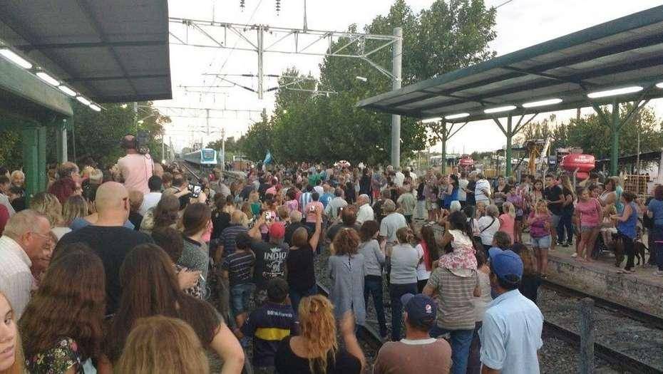 Con protestas y tras un año y medio, el tren eléctrico del Roca llega a City Bell