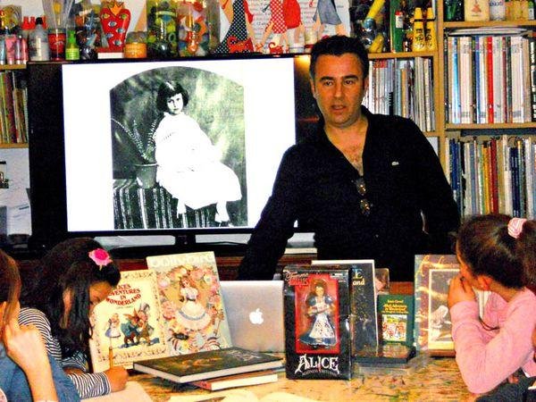 Investigan si el profesor preso por abusos vendía videos en el exterior